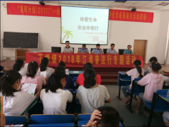 七八年级全体学生和教员参取